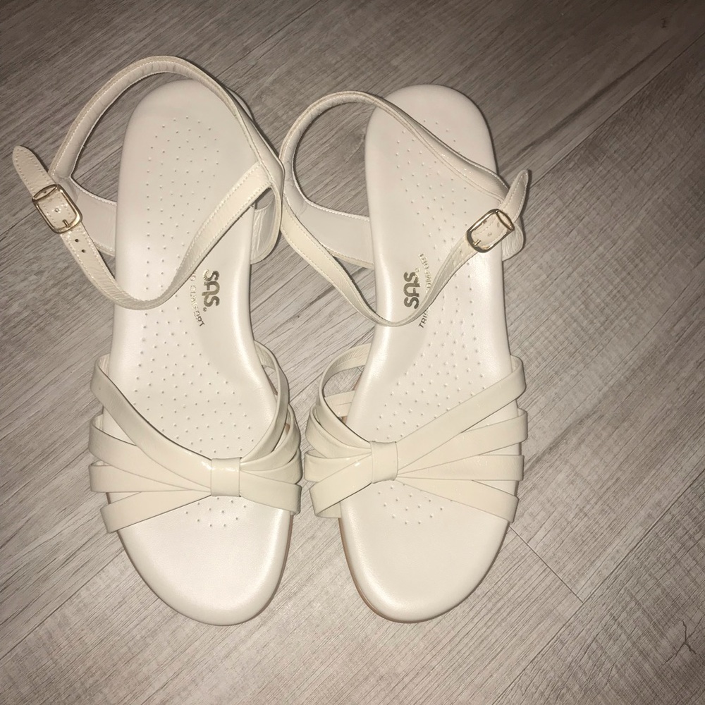 NEW Gray-ish Sas mini wedged heel shoes